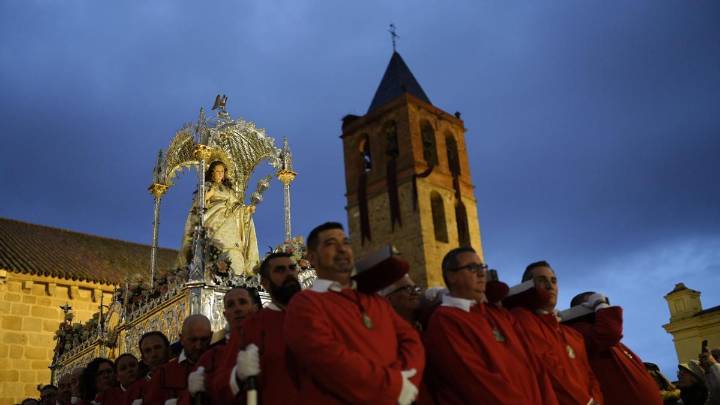 La lluvia concede una tregua a Santa Eulalia: la patrona de Mérida procesiona por sus calles