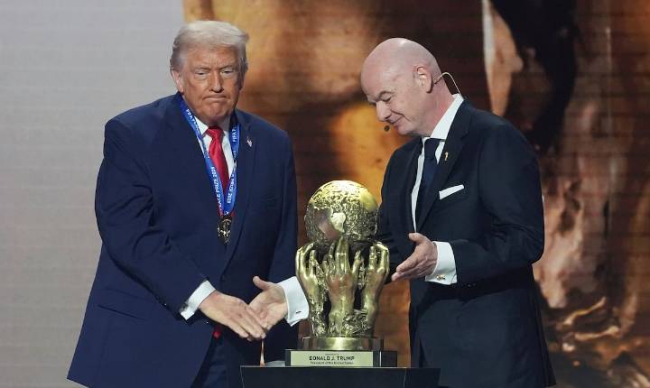 La FIFA otorga su recién creado Premio de la Paz a Trump