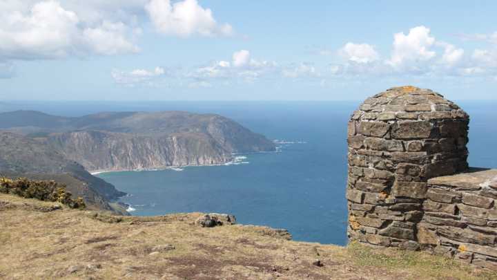 El pueblo de Galicia que se asoma al abismo sobre los acantilados más altos de la Europa continental