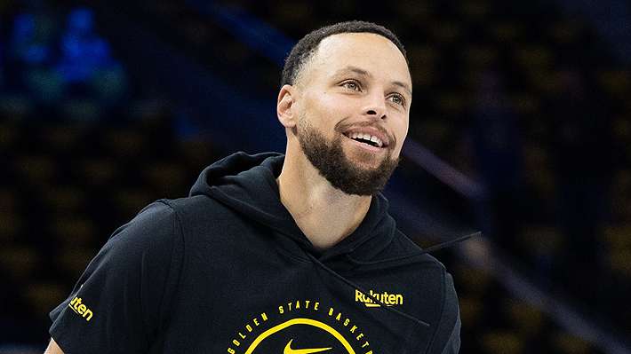 "Hace cosas imposibles": Mira el alucinante tiro desde muy larga distancia con que Stephen Curry maravilla a la NBA El base volvió a demostrar su buena puntería.