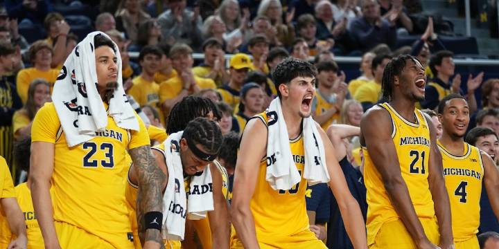 No. 2 Michigan routs Villanova 89-61, remaining unbeaten with 6th straight win by 25
