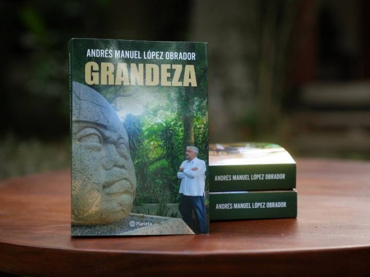 "Grandeza": El fenómeno editorial de Obrador que agota existencias en tiempo récord