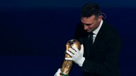 Emocionante: Scaloni ingresó al sorteo del Mundial con la Copa del Mundo