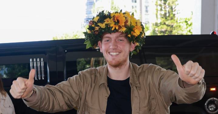 How much money does Angry Ginge make from his YouTube career?