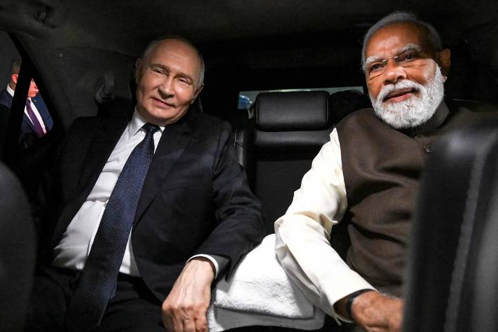 El viaje de Putin a la India para vender más petróleo y armas a Modi