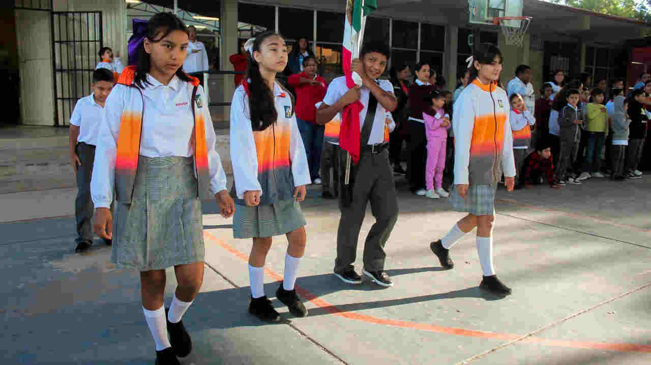 Realiza Ayuntamiento de Guaymas lunes cívico en CAM 8, 45 y 54