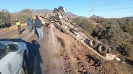 Tractocamión que Transportaba Rollos de Cobre Volcó en Carretera Cananea