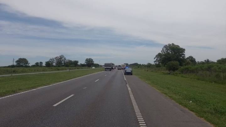 Un hombre está internado de gravedad en el Cullen tras un accidente entre una camioneta y un camión