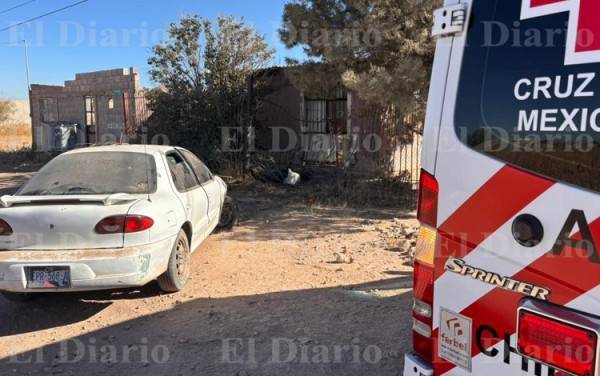 Choca mujer su Cavalier contra una vivienda