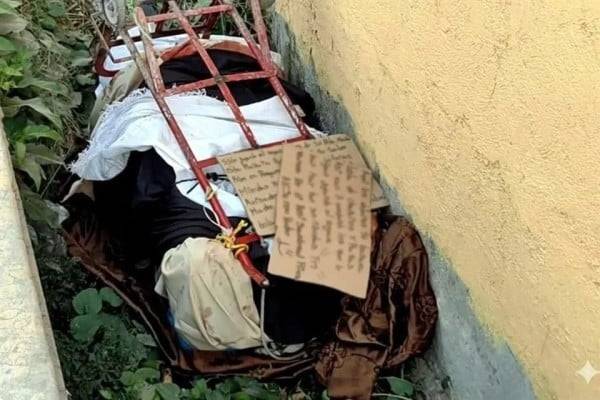 Hallan dos cuerpos con narcoamenazas