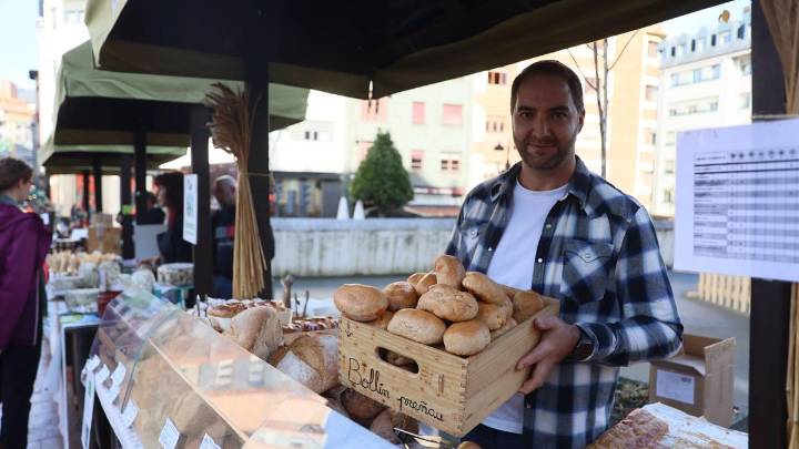 El pan de escanda, el zumo de de arándanos y los kiwis ecológicos maridan en Gascona: así es el mercado de productos ecológicos en Oviedo
