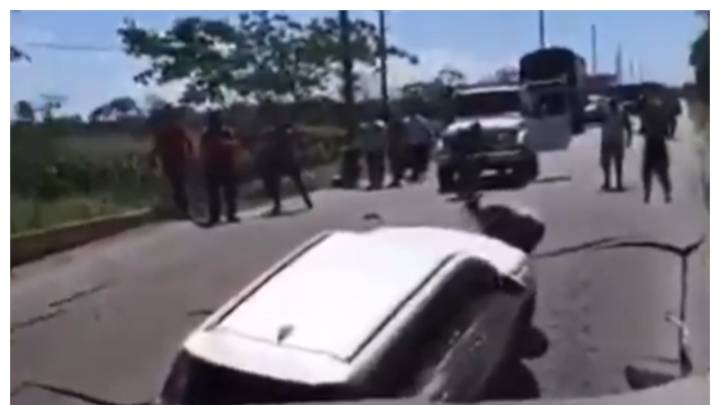 Camioneta quedó atrapada cuando intentaba pasar un puente entre Granada y San Juan de Arama, Meta: la banca, de repente, se hundió