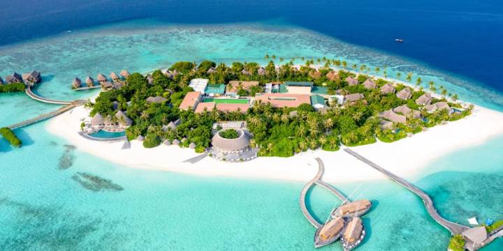 “Alarmante e indignante”. Cómo una isla paradisíaca se convirtió en un refugio inesperado de la “flota fantasma” de Rusia e Irán