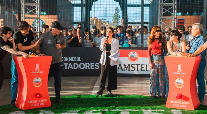 Hinchas peruanos derrotaron a una leyenda y vivieron la final de la Copa Libertadores desde la cancha