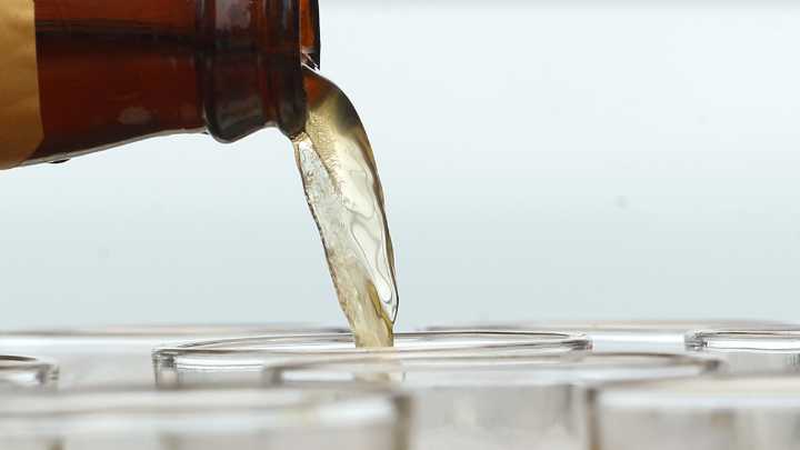 Senda: Consumo de alcohol en Chile llegó a su nivel más bajo en 30 años