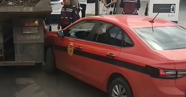 [URGENTE] Fuerte choque entre un taxi y un camión en avenida Tavella