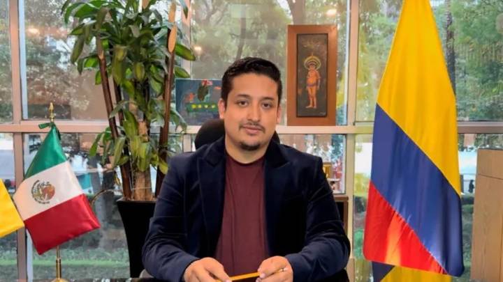 El excónsul Andrés Camilo Hernández, denunciado por estafa y acoso laboral, vuelve al Gobierno como gestor digital del Dapre