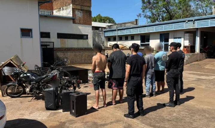 Operativo en Posadas: caen cinco sospechosos y recuperan una moto, un rifle y decenas de bienes robados