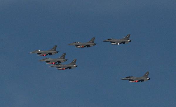Con la tuya: los aviones F16 sobrevolaron la Ciudad de Buenos Aires
