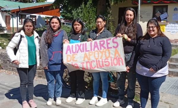 Auxiliares de Apoyo en Educación son cesanteadas por haberse capacitado