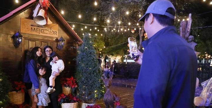 Luces, magia y alegría; inaugura Bedolla la Villa Navideña