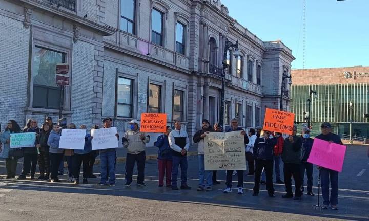 Administrativos de la UACH bloquean calles en protesta por adeudos del fideicomiso