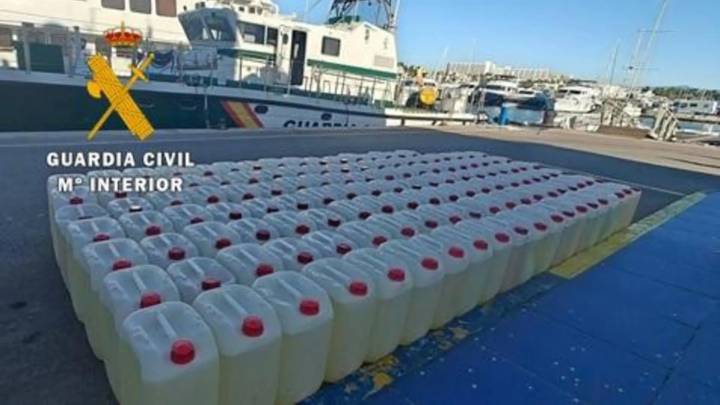 Incautadas en Málaga seis neumáticas y casi 10.000 litros de gasolina para narcolanchas