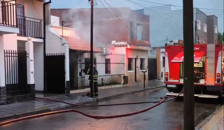 En medio de la tormenta, se incendió una vivienda en Villa Soledad