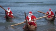 Pescadores vestidos de Santa Claus ofrecen paseos gratuitos en bote en Perú