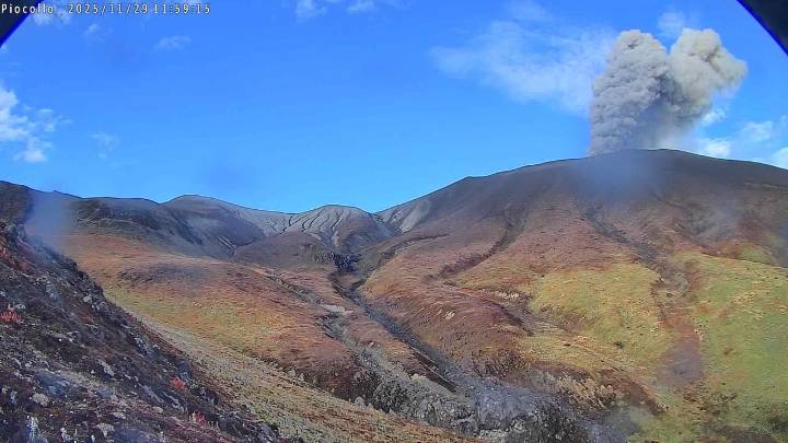Video: Máxima alerta en el volcán Puracé por emisión de columna de humo de más de 500 metros de altura