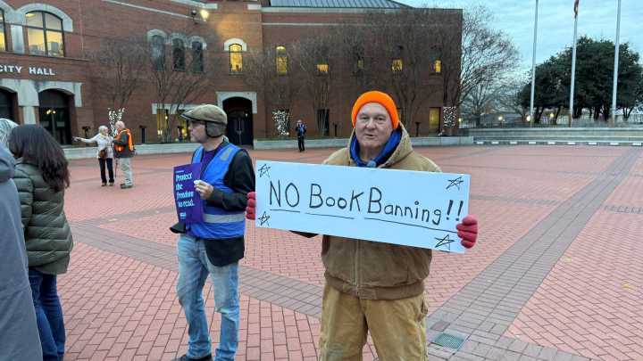 Book-banning protesters rally in front of Murfreesboro City Hall