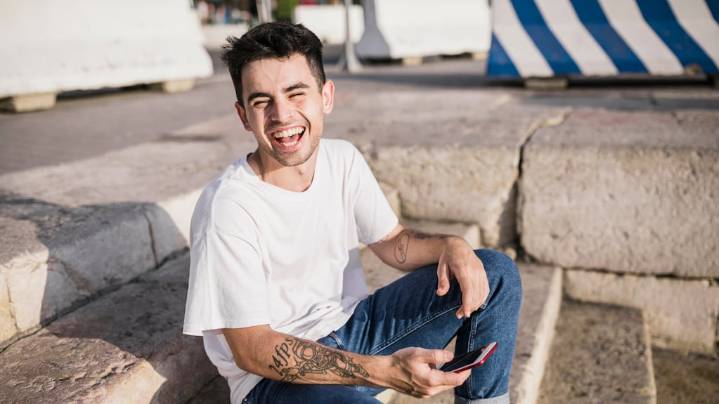 Ni a los 21 ni a los 45: a qué edad termina la adolescencia, según un nuevo estudio científico