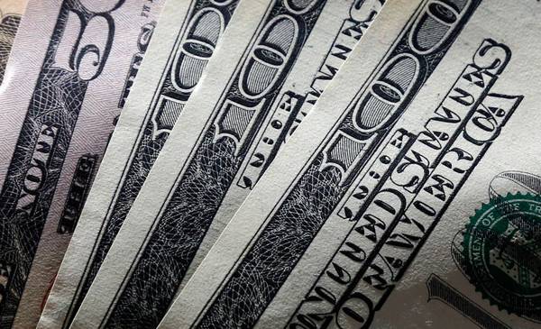 A cuánto cotizan el dólar oficial y el blue este martes