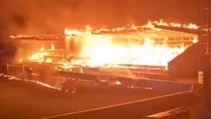 Finlandia: un equipo descendió y sus hinchas prendieron fuego el estadio