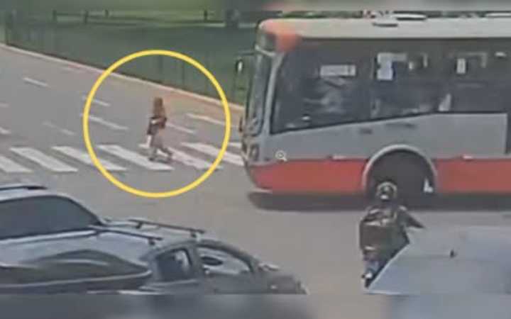 Mujer queda gravemente herida tras ser embestida por bus del corredor rojo