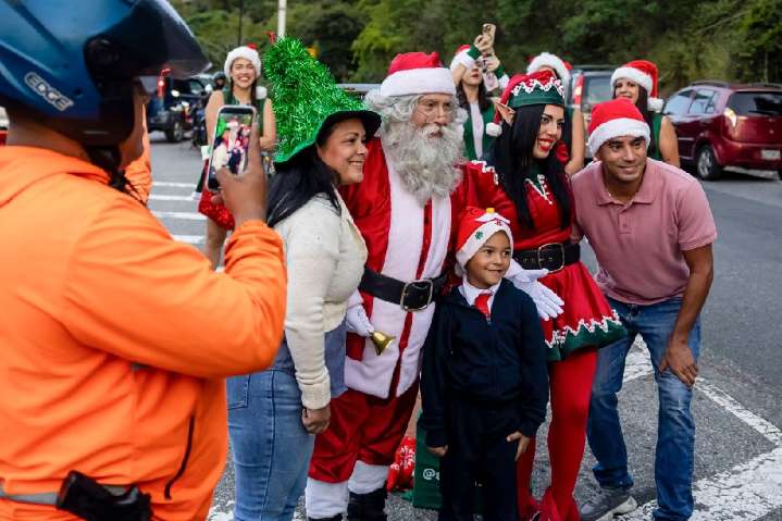 Caraqueños le dieron la bienvenida a la Navidad con el tradicional Santa de la Cota Mil (+Fotos)