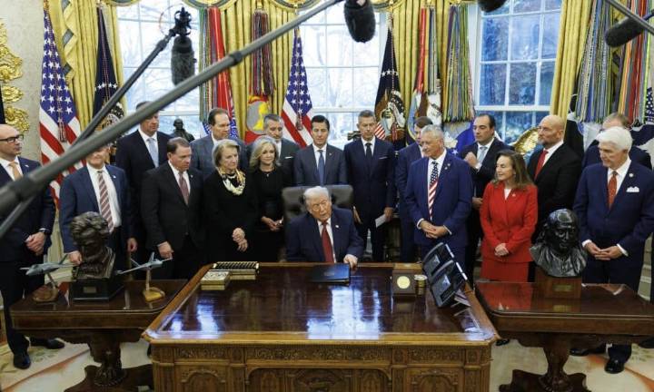 Trump revierte normas de Biden que buscan impulsar los coches eléctricos a los de gasolina