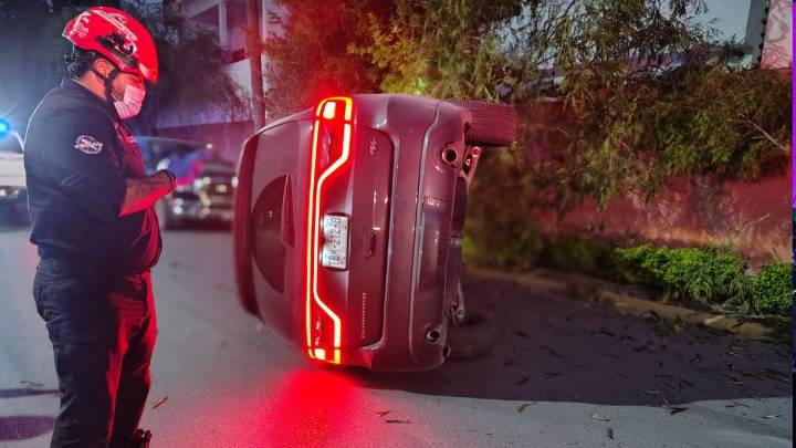 Conductora pierde el control de camioneta y se estrella con árbol en Monterrey