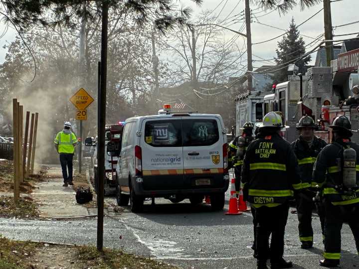Gas main rupture on Staten Island; FDNY, National grid respond