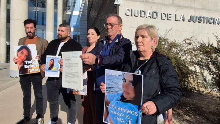 La familia de Sara denuncia al consejero de Salud y a dos altos cargos