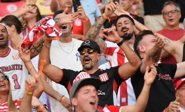 “Si me andan buscando, estoy en la tribuna”: las fotos y videos de Verón en modo hincha