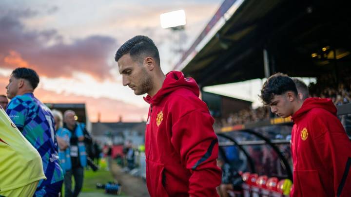 Transfer rumors, news: Real Madrid target Man United's Dalot