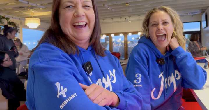 Volleyball fans pack Benson bar for NCAA tournament viewing party