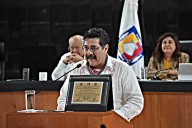 Celebran entrega de la medalla al Mérito Artístico y Cultural a Enoc Leaño en el Congreso de BCS 