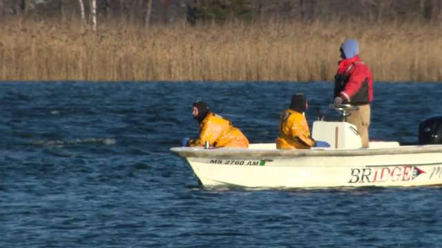Search resumes for man seen clinging to side of boat in Merrimack River
