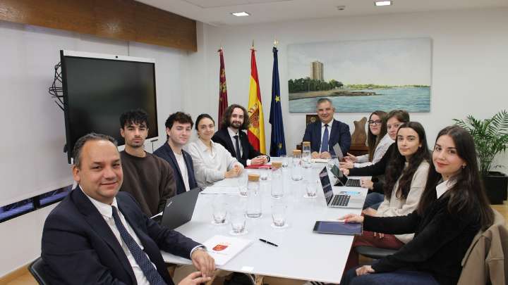 El Gobierno regional refuerza las becas Erasmus con más de 419.000 euros para los universitarios de la Región