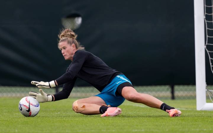 Alyssa Naeher: Chicago Stars goalie re-signs for 11th season