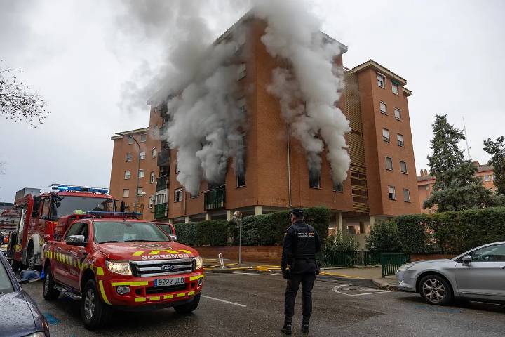 Dos policías y seis heridos hospitalizados por el incendio de un bloque de viviendas en Toledo