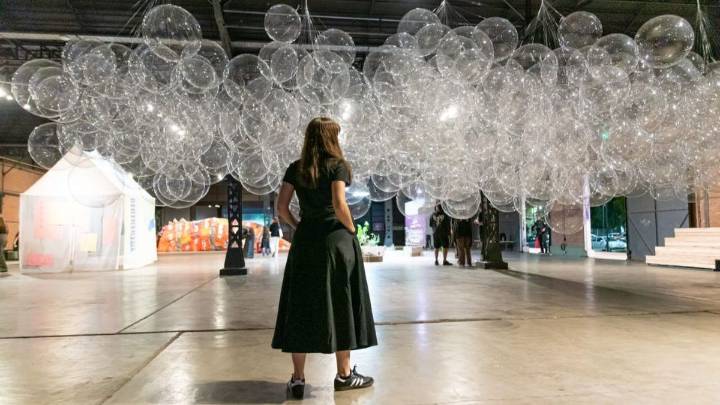 Domingo de cierre de la exposición Emergentes: arte, plantines, y globos en el CEC