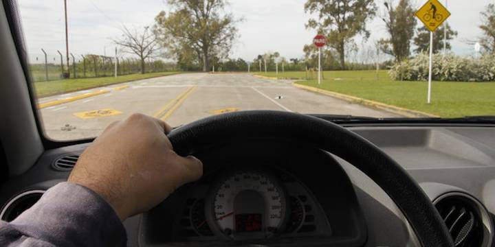 Un choque insólito desató un juicio por daños: examen de manejo, VTV y un auto clásico en el peor lugar